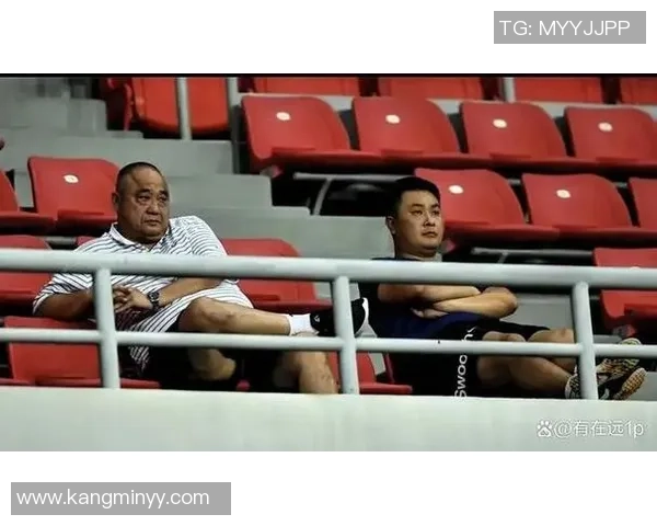 足球明星因涉嫌违法行为被判处一年监禁引发广泛关注与讨论